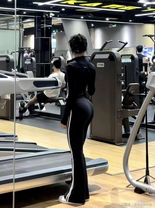 BSports官网健身房瑜伽服擦边跟没穿有甚么区分网友：辣眼睛(图2)