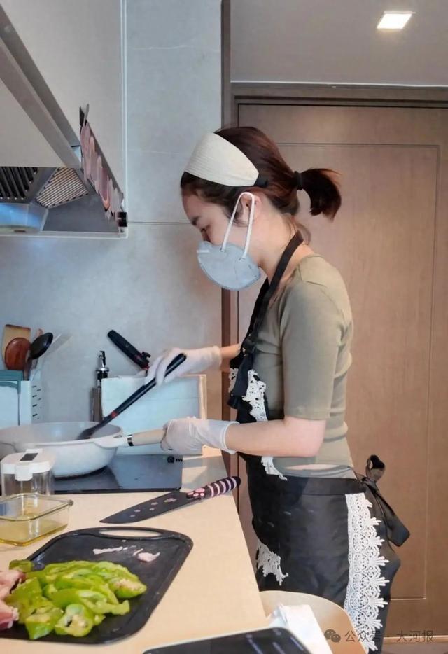 必一运动网页版女子穿瑜伽裤上门做饭月入2万元称：不是为流量健身服是一样平常穿搭(图1)